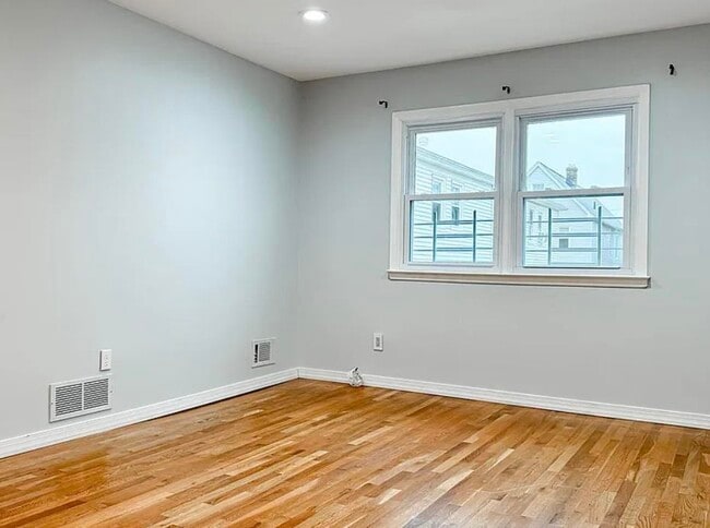 Building Photo - 14 Centre Ln