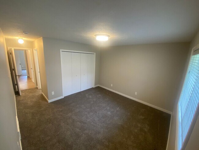 Building Photo - Charming 3 Bed, 3 Bath Duplex near Riverside State Park!