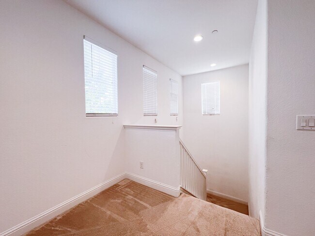 Building Photo - Spacious 4 Bd 3 Bath Home in Elk Grove
