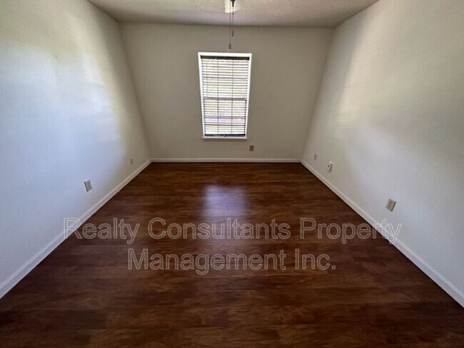 Building Photo - 3830 Country Club Rd