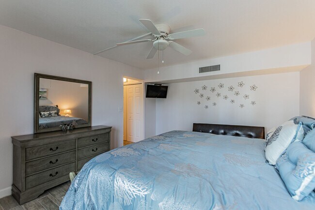 Building Photo - BEAUTIFUL 2 BEDROOM 2 BATHROOM CONDO NEAR CLEARWATER BEACH!