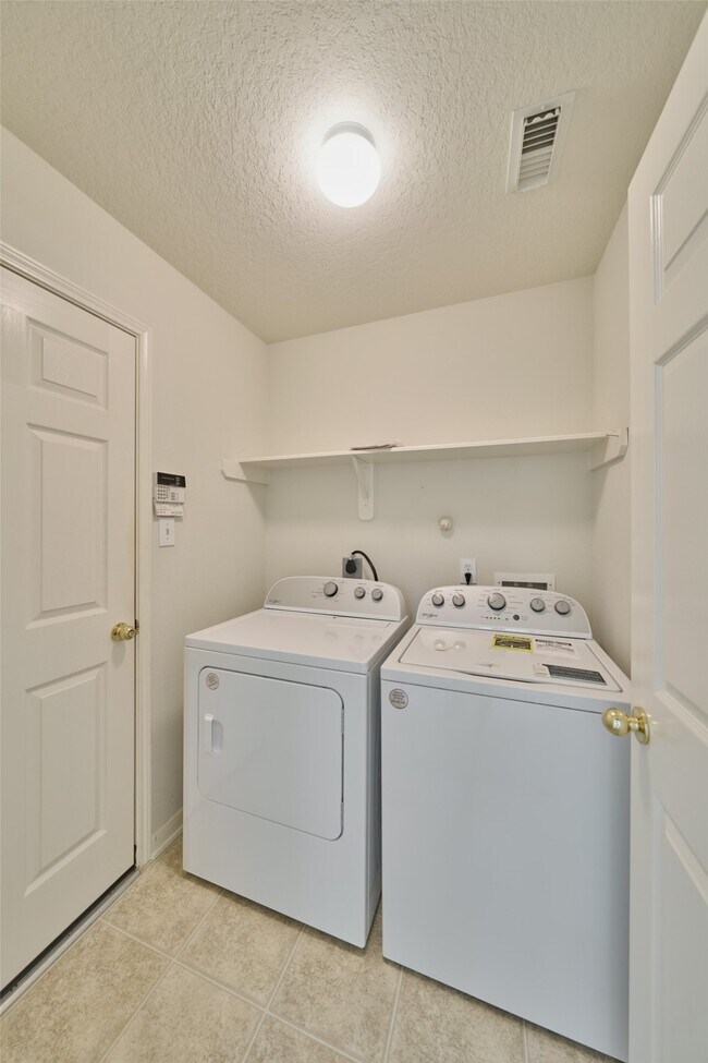 Building Photo - 506 Elm Ridge Dr