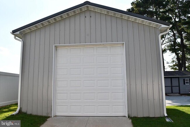 Building Photo - 6911 Old Beach Rd