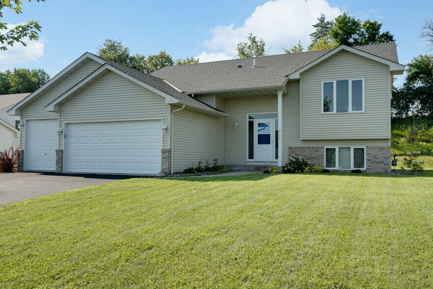 Street view 2 - 809 Quail Pkwy