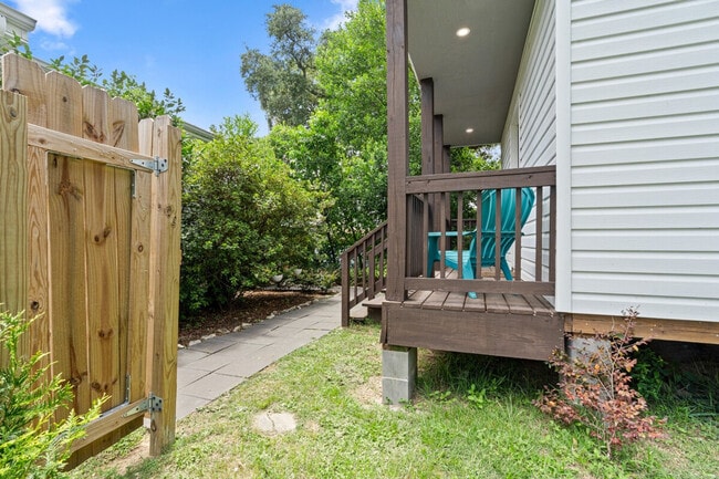 Building Photo - 2 Mead Dr