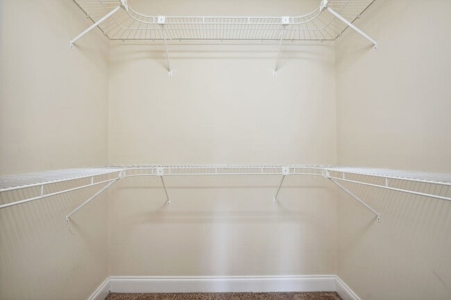 Building Photo - 3 bed/ 2 1/2 Bath.  Pet Friendly. Off Stre...