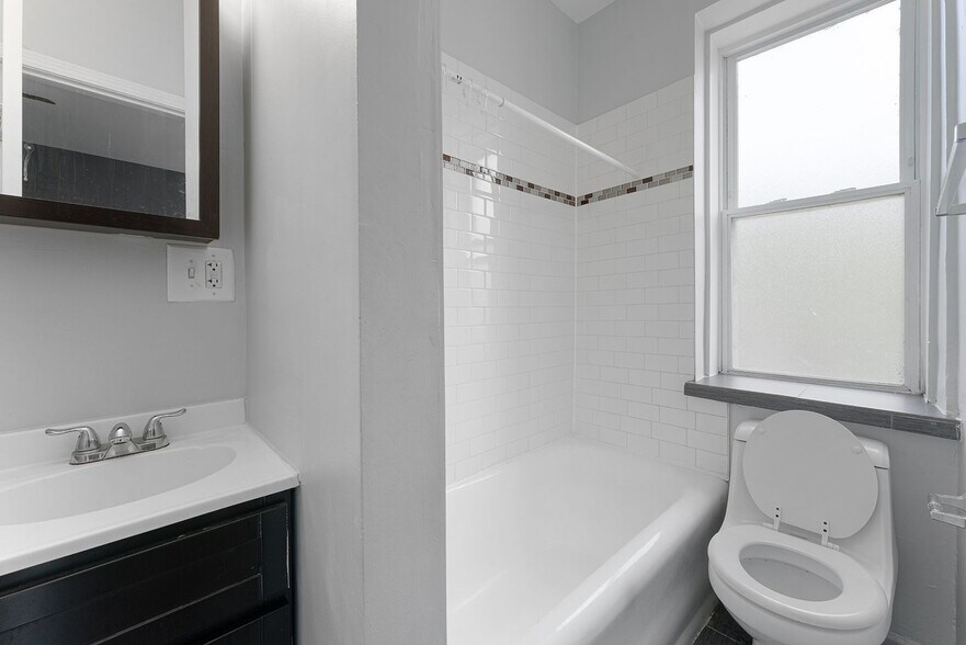 Building Photo - 5863 N Kenmore Ave