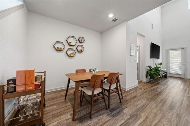 Building Photo - 14008 Zuhause Dr