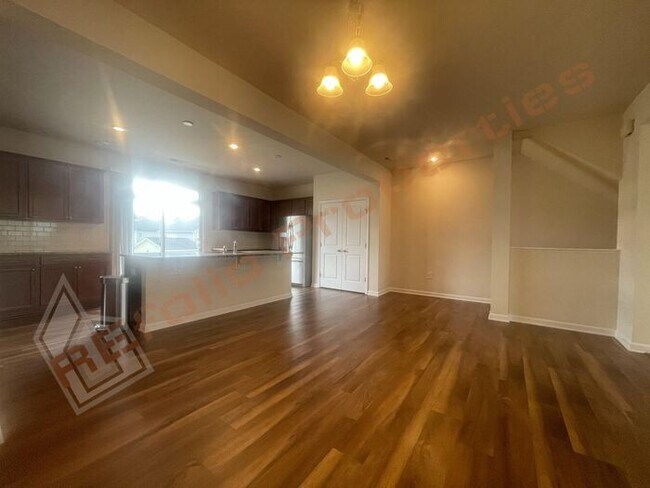 Building Photo - Luxury 3 Story 4 BD/3.5 Bath Townhome @ Sm...