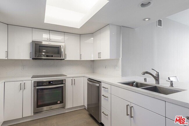 Building Photo - 13700 Marina Pointe Dr