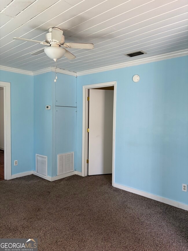 Building Photo - 102 W Grady Ave