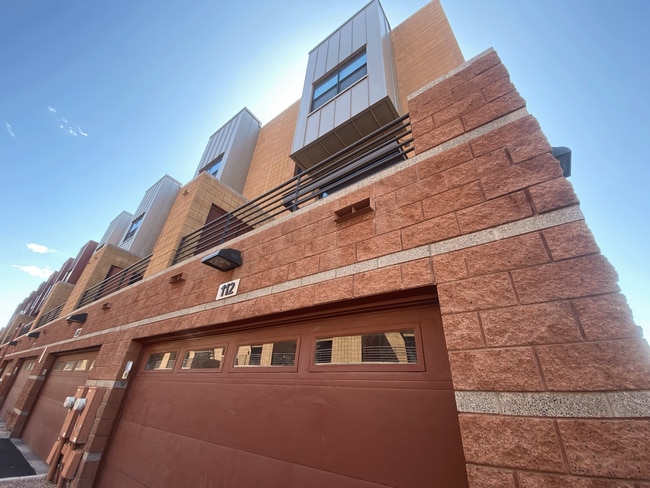Building Photo - 330 S Farmer Ave