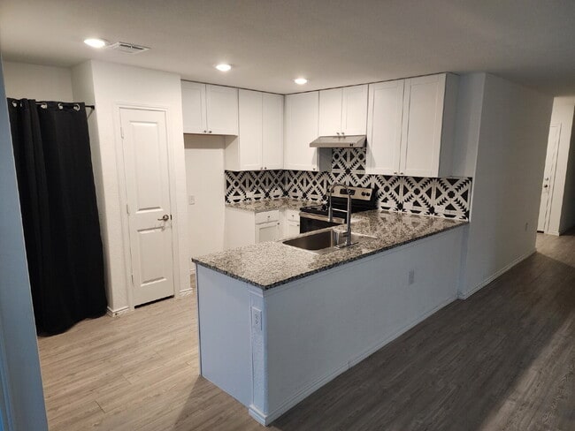 Building Photo - Stunning New 4-Bedroom Home with Upgrades in Mission del Lago.