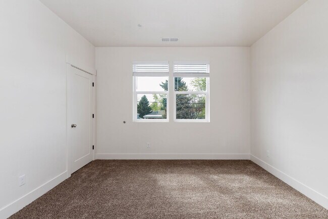 Building Photo - "Discover Comfort & Style: Spacious 3-Bed,...