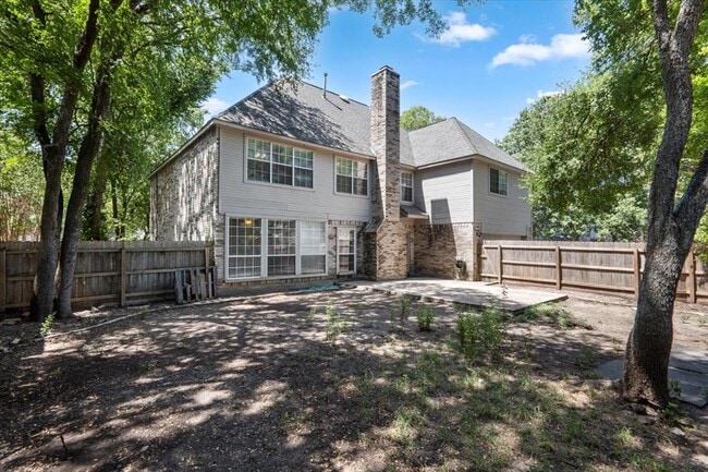 Building Photo - 10116 Pinehurst Dr