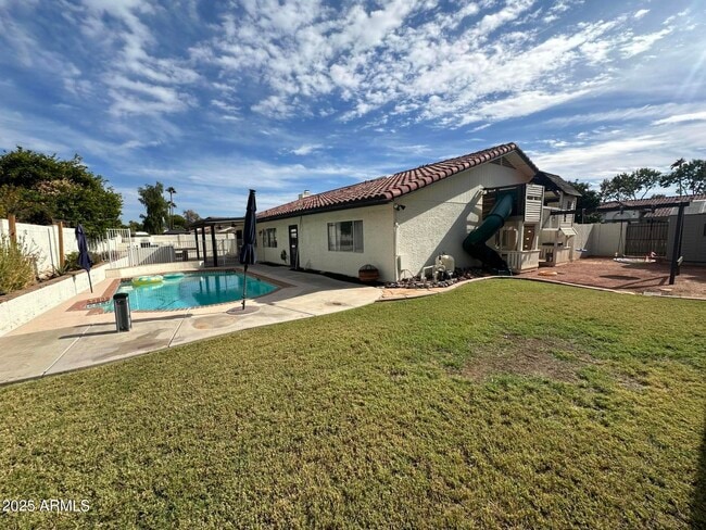 Building Photo - 7126 W Columbine Dr