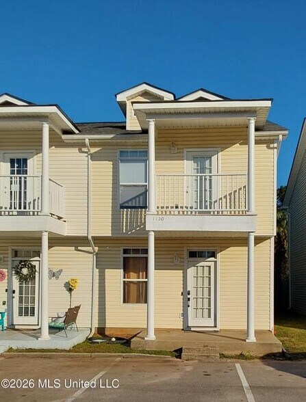 Building Photo - 1120 Century Oaks Dr