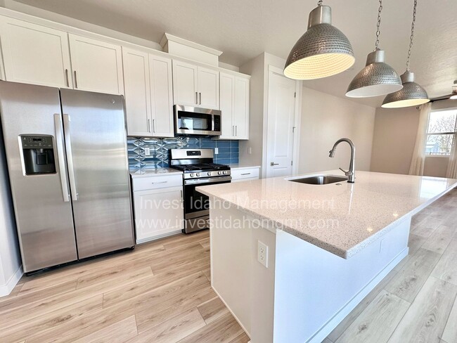 Building Photo - $500 move-in credit! Luxury Gated Townhome...