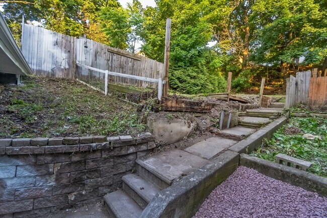 Building Photo - Spacious 3-Bed + Office Home in Slatington — Fresh Floors & Flexible Layout