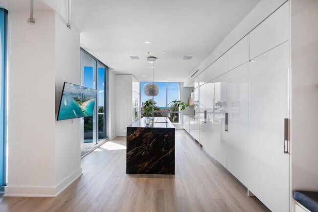 Building Photo - 5959 Collins Ave