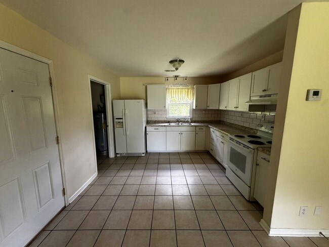 Building Photo - 2115 Cameo Dr