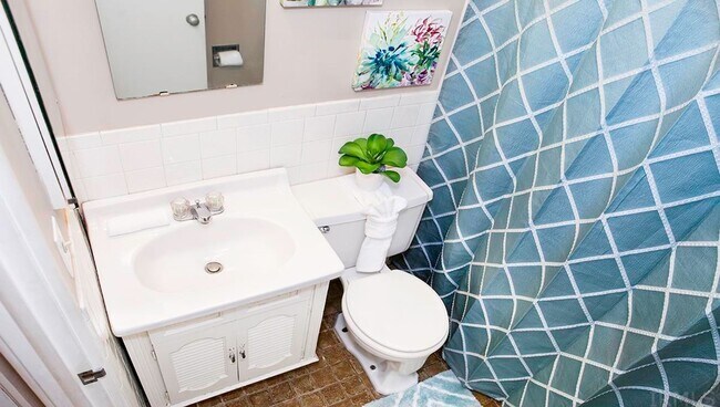 Building Photo - 2 bedroom and 1 bath