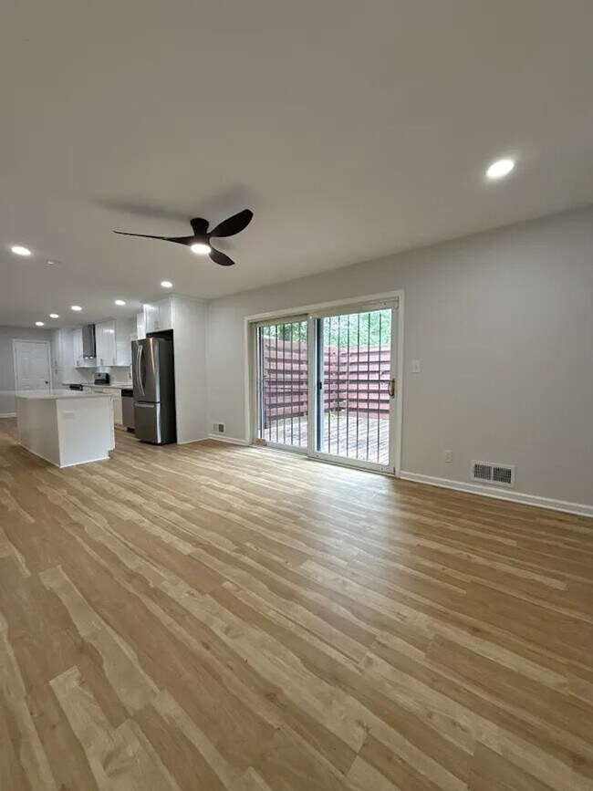 Building Photo - 2407 Summerland Dr
