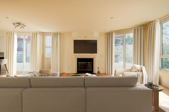 Building Photo - 2030 S Bentley Ave