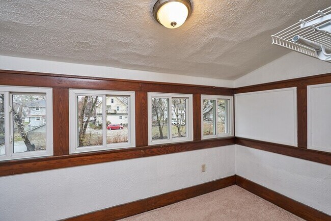 Building Photo - 4 to 5 Bedroom For Rent in North Hill