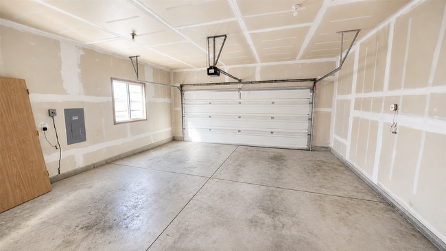 Building Photo - Pet friendly 3 bedroom home availanle June 1st!