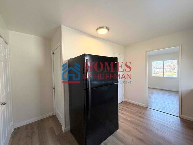 Building Photo - Three Bedroom House | Move in Ready