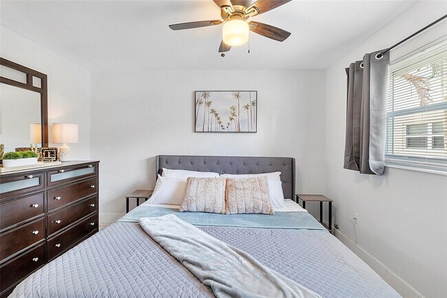 Building Photo - 3230 NE 13th St