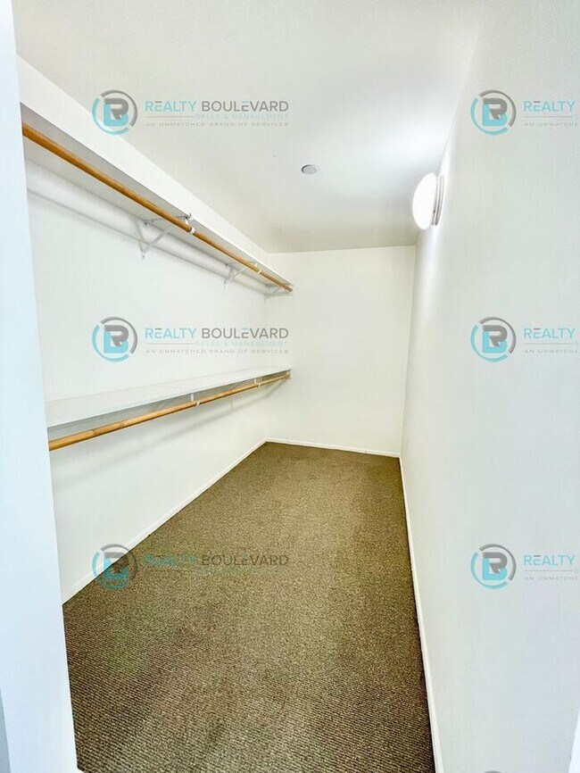 Building Photo - Modern 1 Bedroom 1 Bath Luxury Condo at Th...