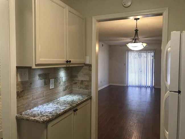 Building Photo - Winfield Chase Condo 2 BR 1 BA off Prince ...