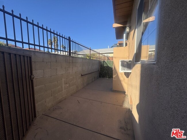 Building Photo - 317 N Coronado St