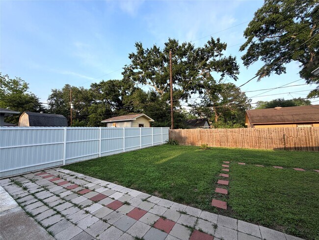 Building Photo - 1806 Airline Dr