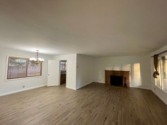 Building Photo - Classic 3 Bedroom 1.5 Bathroom Ranch House in Beaverton!! Great Yard! Cedar Hills~Cedar Mill Nort...