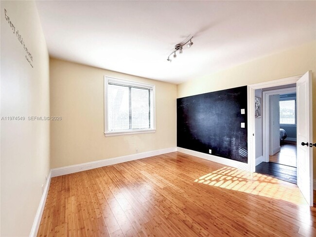 Building Photo - 400 Alexandra Cir