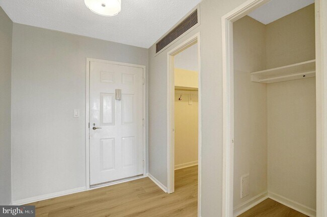 Building Photo - 5904 Mt Eagle Dr