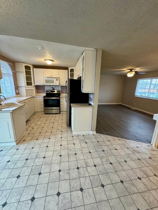 Building Photo - Lovely 3 bedroom+ Office in Widefield