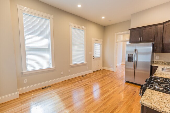 Building Photo - 1121 West Ave