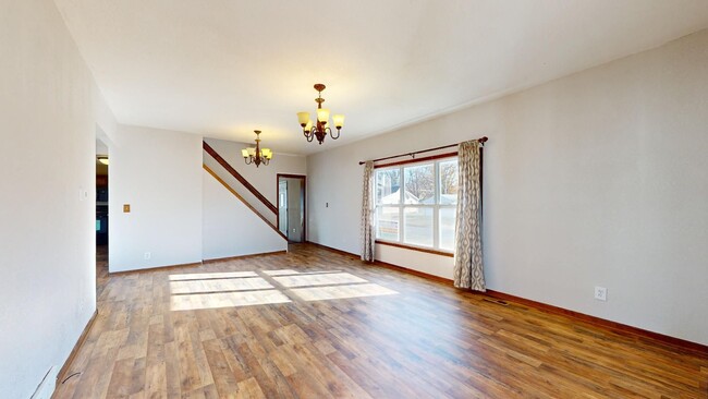 Building Photo - AVAILABLE DECEMBER 16th! Large 4 Bedroom H...