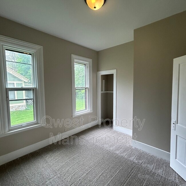 Building Photo - 221 Hollister Ave SE