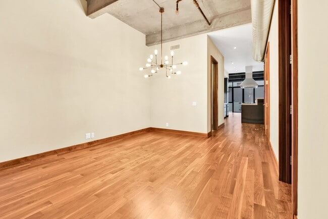 Building Photo - Impeccable Minimalist Design 4 bedroom 3 b...