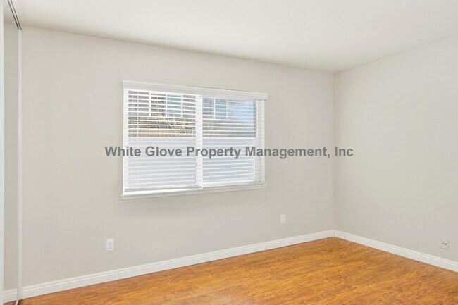 Building Photo - Beautiful Irvine Home with Wood Floors, Fireplace & Private Backyard