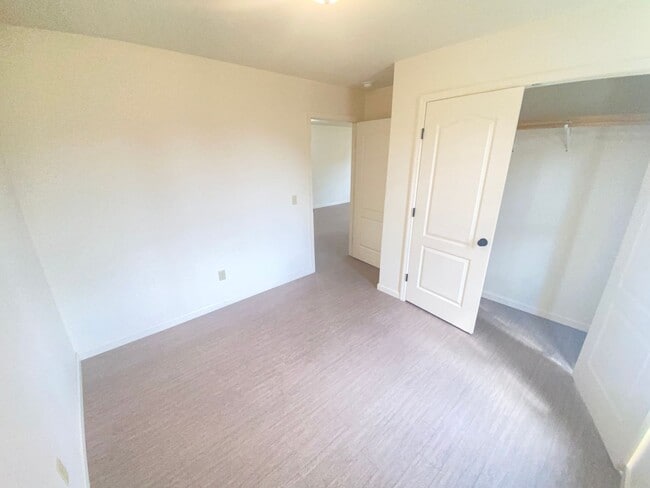 Building Photo - For Lease - 2 Bed, 1 Bath, 950sqft Duplex ...