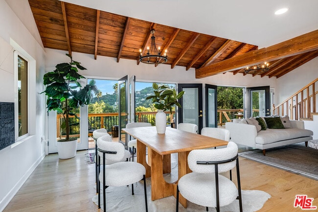 Building Photo - 3323 N Knoll Dr