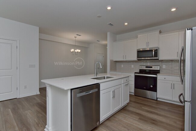 Building Photo - Beautiful 3BD/2.5BTH Townhouse with Commun...