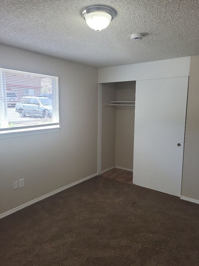 Building Photo - Charming Two Bedroom Lower Level Flat Close to Downtown Vancouver