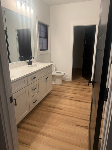 Building Photo - 420 Sloop St